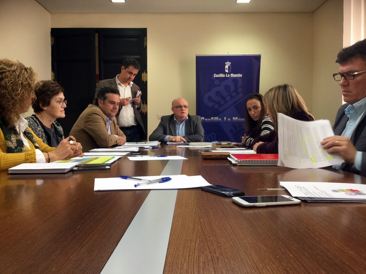 Reunión de coordinación entre el delegado de la Junta, Pedro Antonio Ruiz Santos y los directores provinciales, en la Sala de Juntas de la Casa Perona