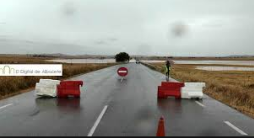 El incendio en un camión de paja obliga a cortar la N-320 a su paso por ...