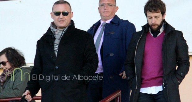 Garrido acompañado por Castelo y Víctor Moreno tras un partido