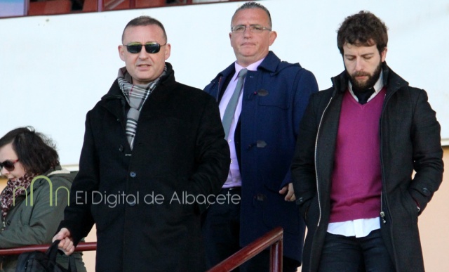 Garrido acompañado por Castelo y Víctor Moreno tras un partido