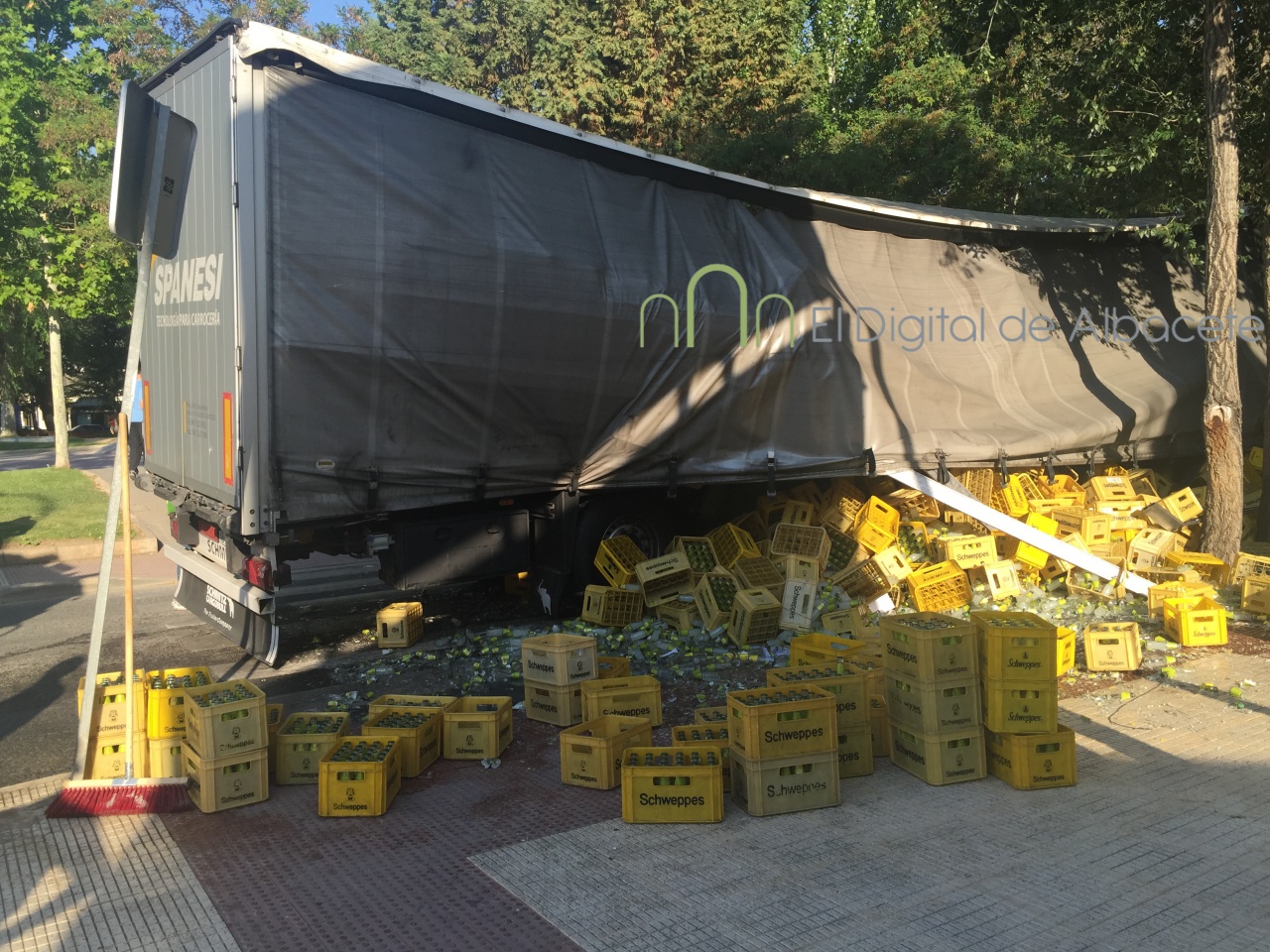 camion bebidas vuelco albacete 2