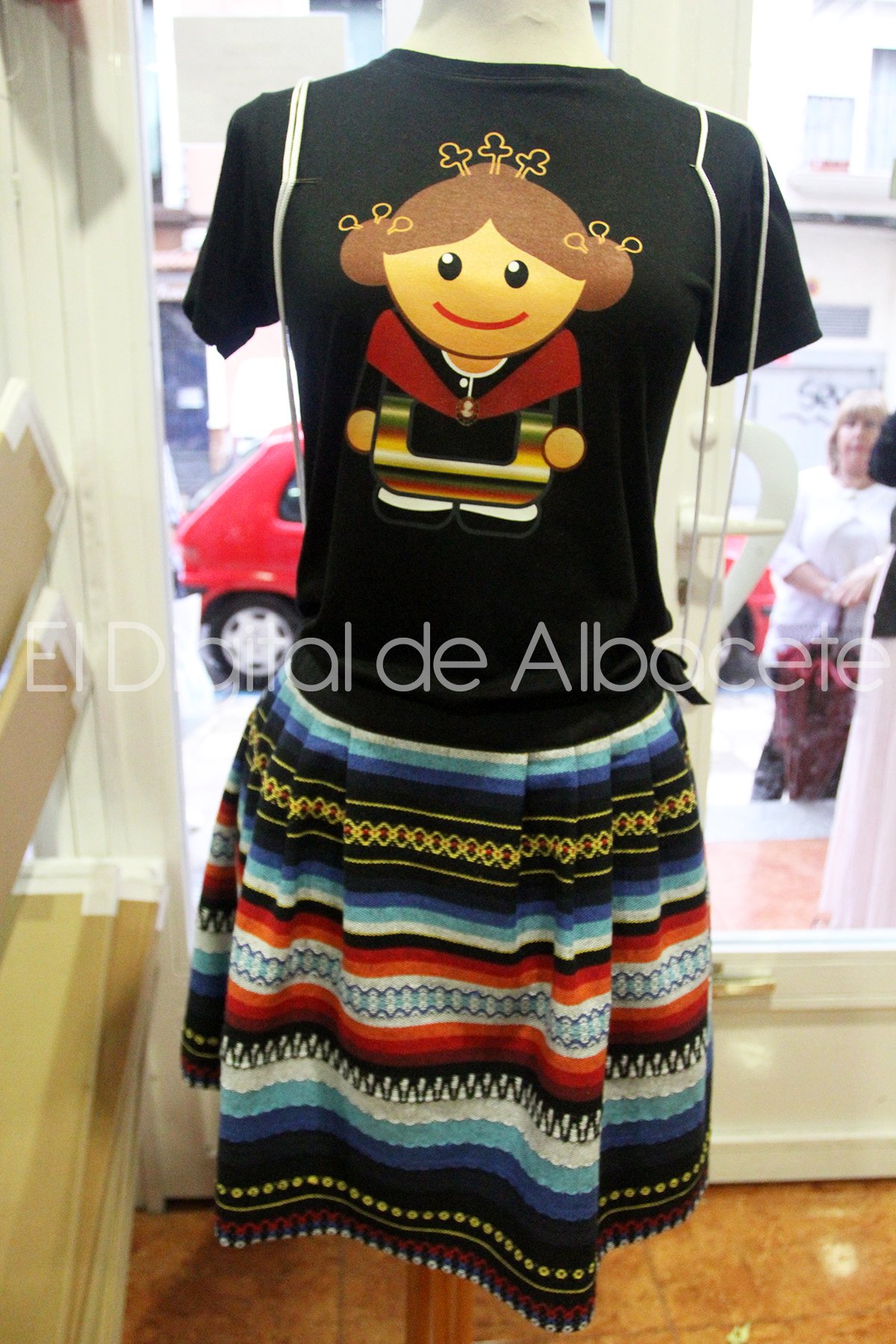 Minifaldas, bolsos, coleteros, camisetas... Albacete se viste de Feria El Albacete