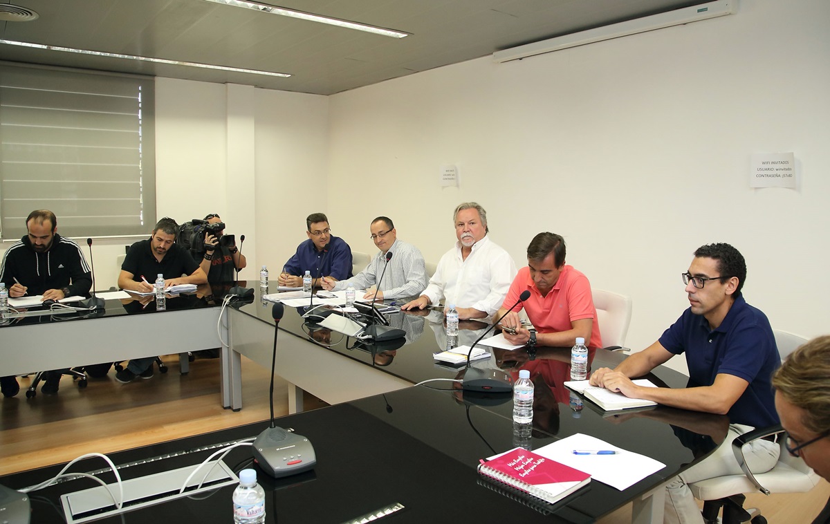Toledo, 24-09-2015.- El director general de Función Pública, José Narváez, preside la reunión de la Mesa General de Negociación de los Empleados Públicos celebrada hoy en la Escuela de Administración Regional. (Foto: Álvaro Ruiz // JCCM)