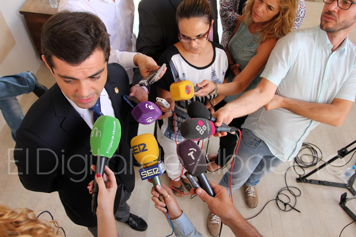 Reunión Page-Javier Cuenca_atención a prensa_2015_noticias_albacete (16)