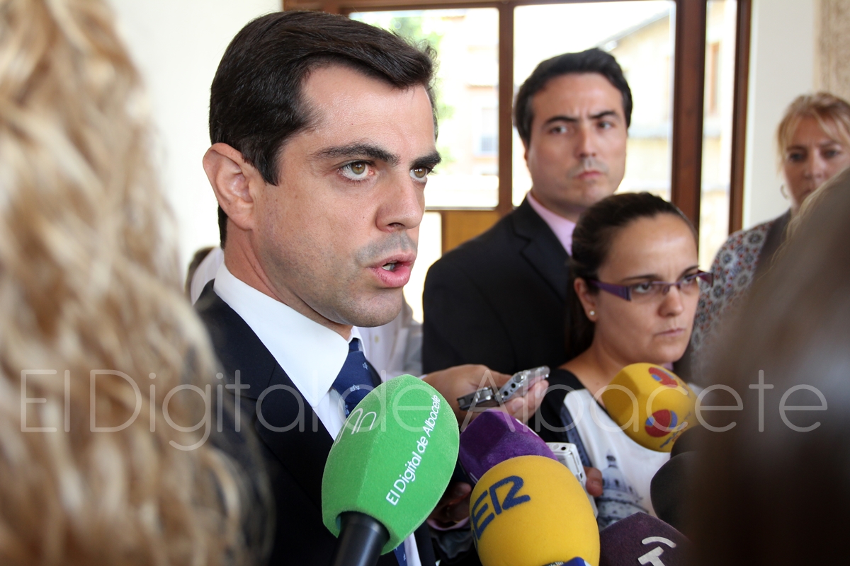 Javier cuenca anuncia que se reunirá con el secretario de estado de fomento para hablar del parque aeronáutico, aeropuerto, plataforma logística y nav