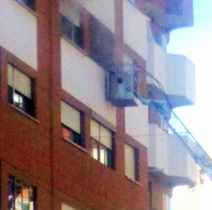 Bomberos de Albacete durante la extinción de un incendio en una vivienda en la calle Isabel la Católica