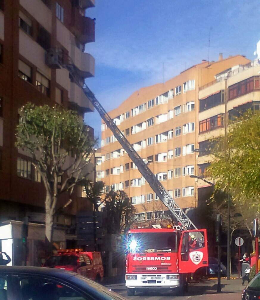 Bomberos de Albacete durante la extinción de un incendio en una vivienda en la calle Isabel la Católica