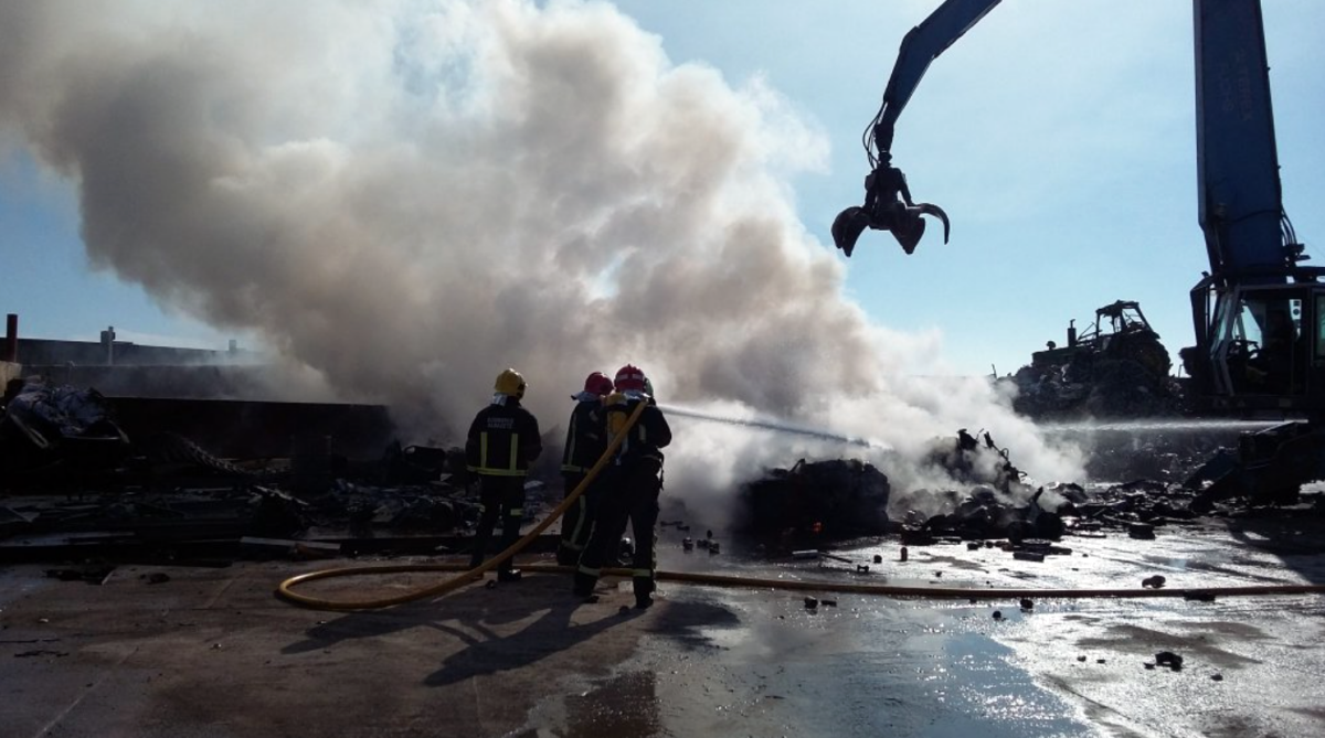 Incendio en una chatarrería de Albacete (Foto: SEPEI)