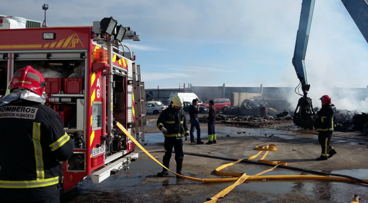Incendio en una chatarrería de Albacete (Foto: SEPEI)