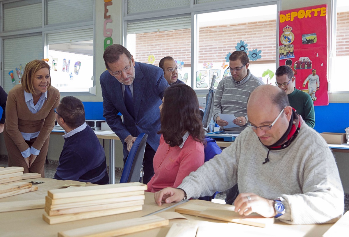 Mariano Rajoy y María Dolores de Cospedal en el Centro de Educación Especial ASPRONA de La Roda (Albacete)