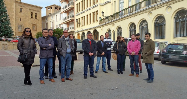 Minuto de silencio en el Ayuntamiento de Hellín (Albacete) por los policías nacionales víctimas del atentado en Afganistán