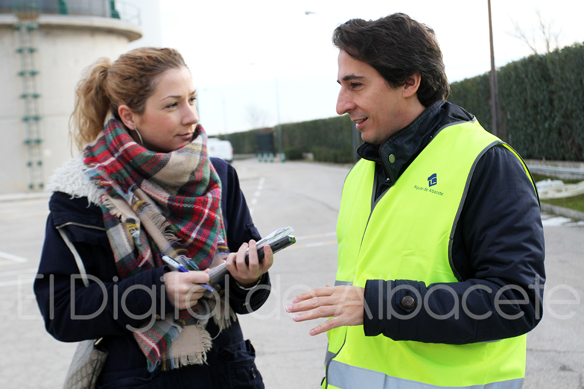 El gerente de Aguas de Albacete, José Belda (derecha), durante la entrevista junto a la redactora de El Digital de Albacete, Llanos Esmeralda García (izquierda)