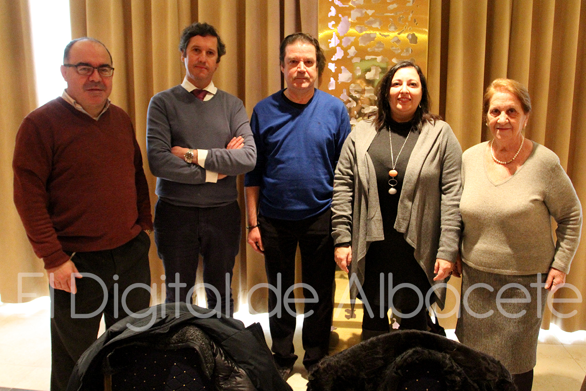 Presidenta de la Hermandad de Donantes de Sangre de Albacete, Mari Carmen de Huesca; directora técnico del Centro Regional de Transfusión de Albacete y Cuenca, Natalia Hernández de León; Santiago García Ruiz, médico responsable de atención a los donantes del Centro de Transfusión de Albacete y el subdirector médico del Área de Servicios Centrales donde se ubica el Centro Regional de Transfusión sanguínea albaceteño, Carlos Romero Román.