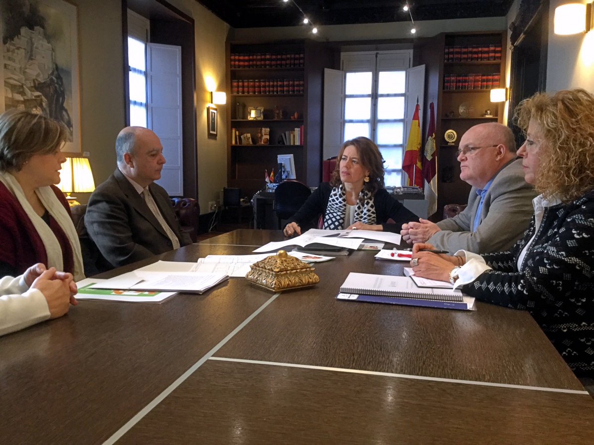 La consejera de Bienestar Social, Aurelia Sánchez, durante la reunión con el presidente de AFA La Roda (Albacete), Arturo Martínez.