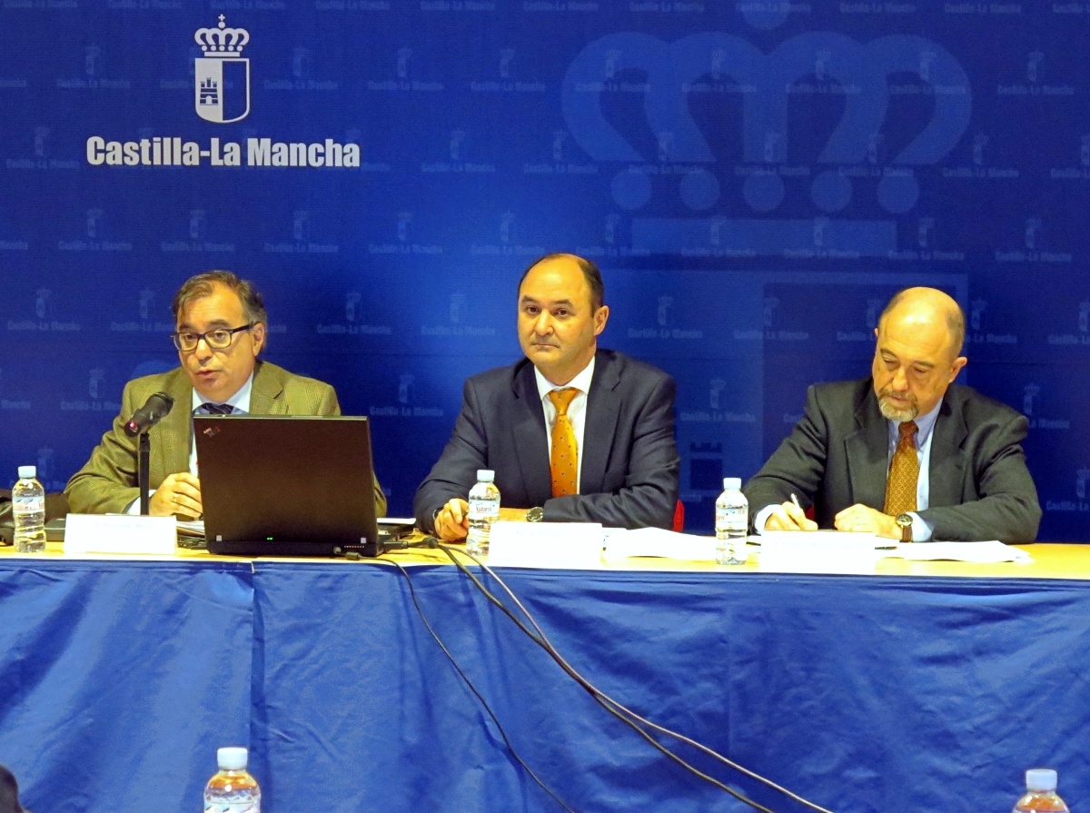 El viceconsejero de Administración Local y Coordinación Administrativa, Fernando Mora (izquierda), acompañado por el viceconsejero de Empleo y Relaciones Laborales, Francisco Rueda (derecha), y el secretario general de la Consejería de Economía, Empresas y Empleo, Rafael Ariza (centro), el grupo de trabajo sobre un sistema de atención integral empresarial y simplificación administrativa, que se enmarca en el Pacto por la Recuperación Económica de Castilla-La Mancha 2015-2020.