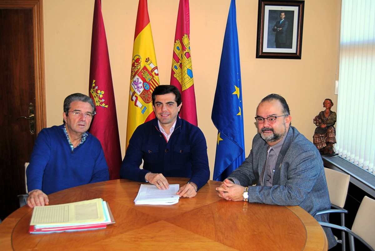 El alcalde de Albacete, Javier Cuneca, durante la reunión con miembros de la Sociedad Castellano-manchega de Profesores de Matemáticas