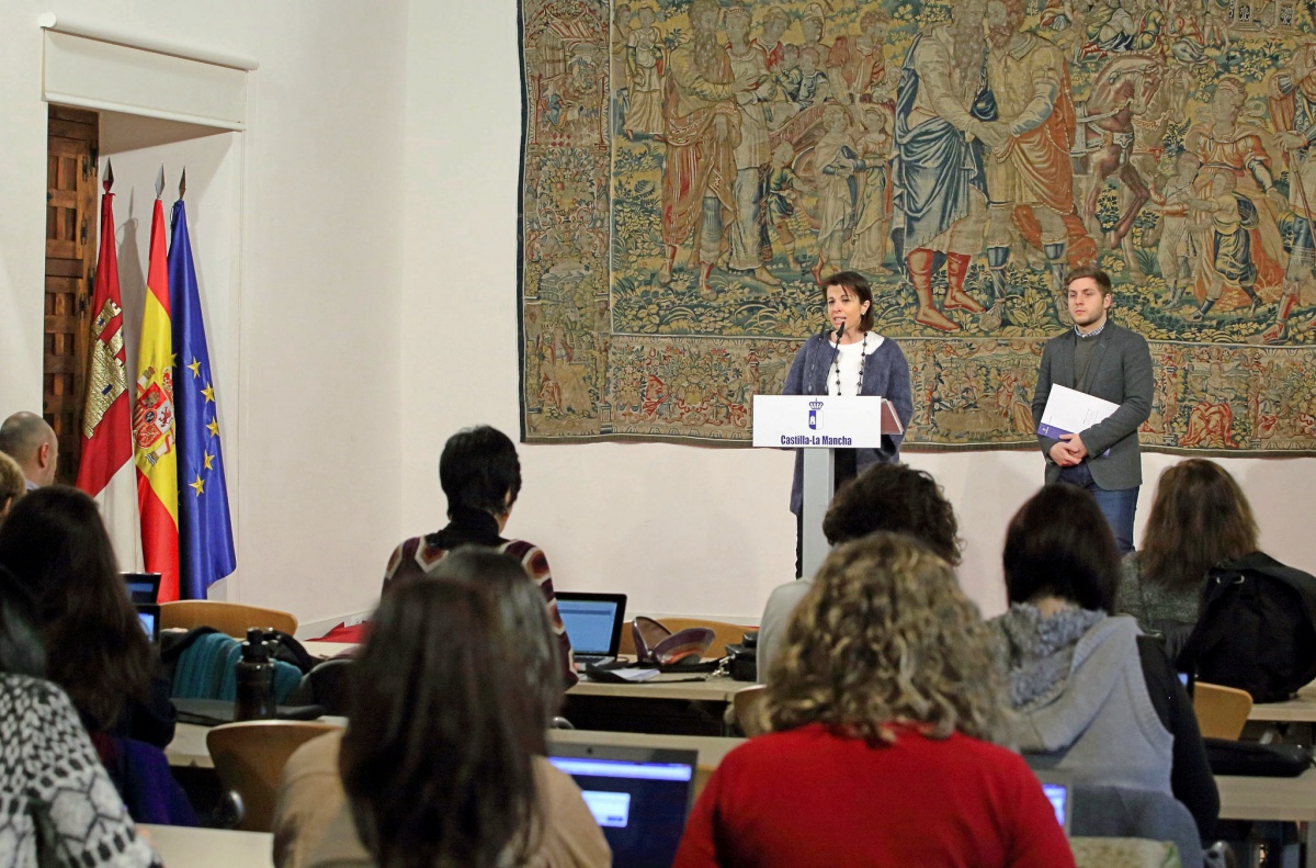 La consejera de Educación, Reyes Estévez; y el portavoz del gobierno de Castilla-La Mancha, Nacho Hernando; durante la rueda de prensa para informar de los acuerdos de gobierno