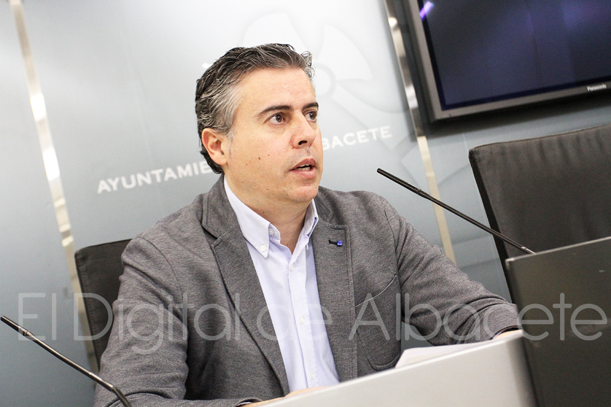 El concejal de Infraestructuras y Obras Públicas, Julián Garijo, en rueda de prensa para informar del balance de este área