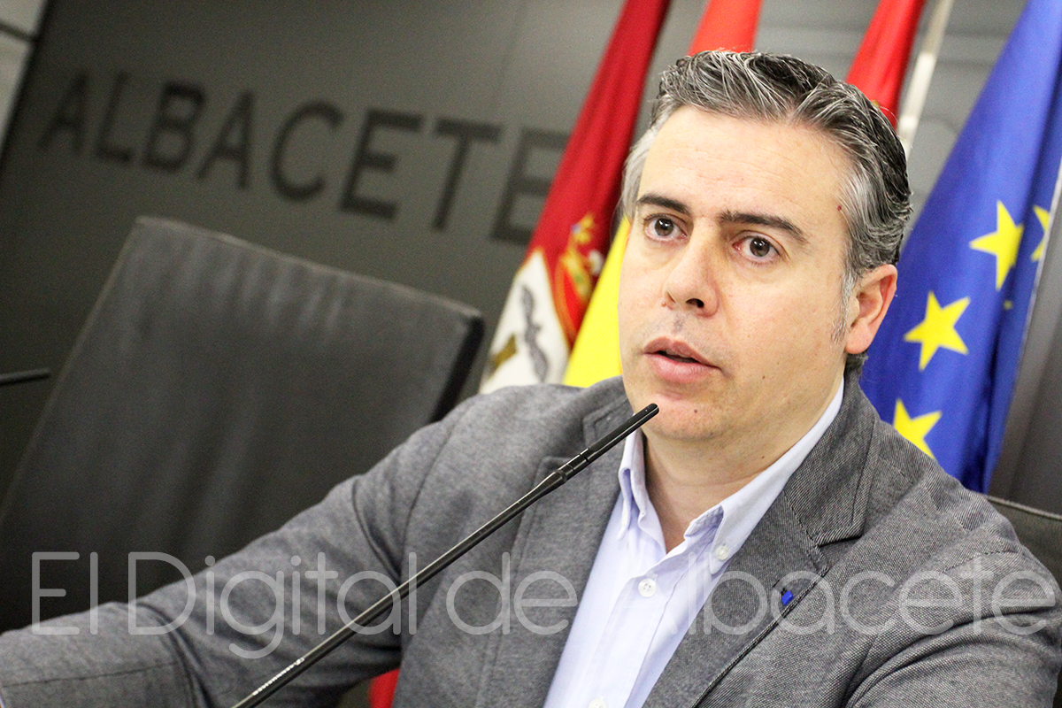 El concejal de Infraestructuras y Obras Públicas, Julián Garijo, en rueda de prensa para informar del balance de este área