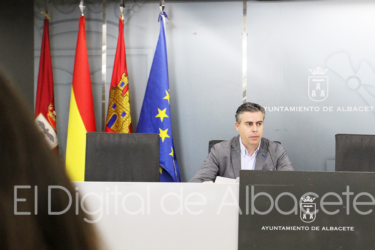 El concejal de Infraestructuras y Obras Públicas, Julián Garijo, en rueda de prensa para informar del balance de este área