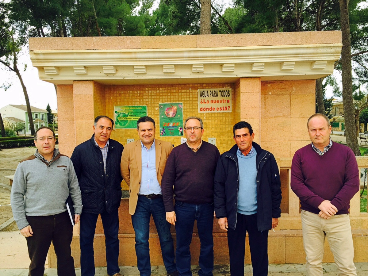 El director provincial de Agricultura, Manuel Miranda junto a representantes de la SAT del Riego de Albatana, y de la Corporación local de este municipio albaceteño.