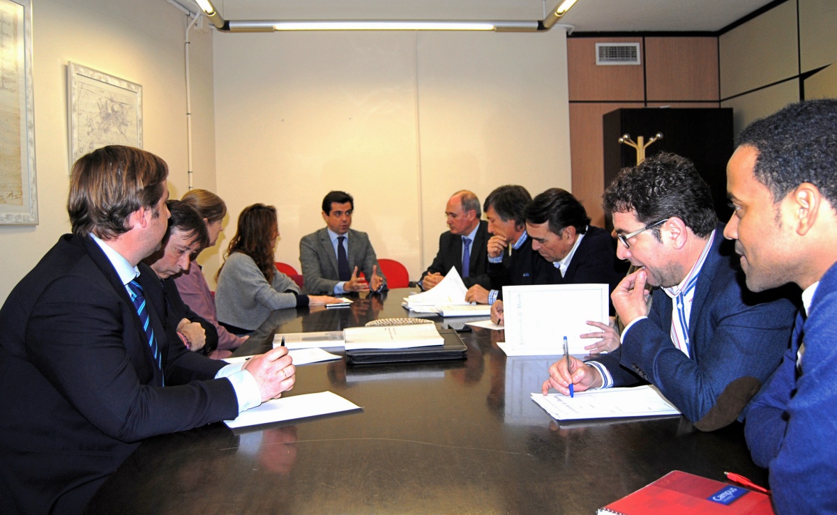 Reunión de los grupos municipales de Ayuntamiento y regantes.