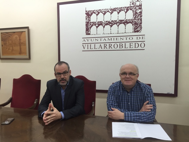 Fotografía de la rueda de prensa ofrecida por el delegado de la Junta, Pedro Antonio Ruiz Santos y el alcalde de Villarrobledo, Alberto González, para informar de los Presupuestos de la Junta para esta localidad.