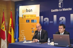 Toledo, 13-04-2016.- El director general de Empresas, Competitividad e Internacionalización, Javier Rosell, durante la presentación del proyecto GOBAN Academy de la Red de Business Angels de Castilla-La Mancha para la formación y entrenamiento de emprendedores e inversores, en la sede de la Consejería de Economía, Empresas y Empleo, junto al director del CEEI de Guadalajara, Javier Arriola (d). (Foto: Álvaro Ruiz // JCCM)