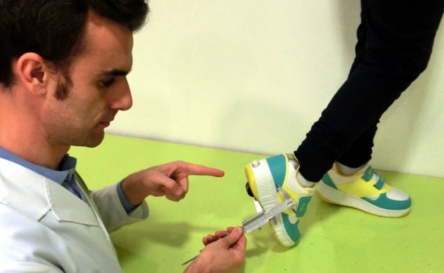 Los pediatras alertan del peligro que suponen las zapatillas con ruedas