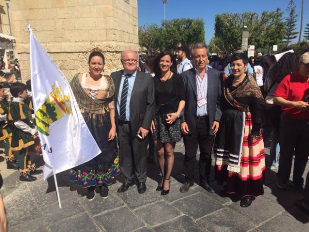 JCCM Y DIPUTACION CON LA ASOCIACIÓN DE ALFOMBRISTAS DE ELCHE DE LA SIERRA