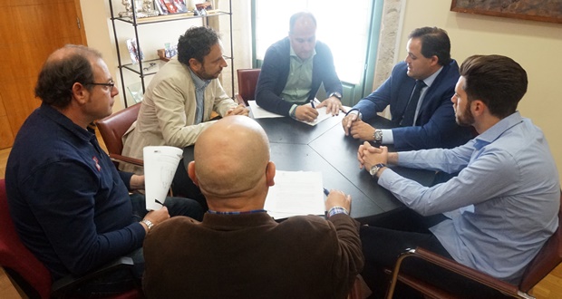 Firma del contrato de las obras del castillo de Almansa