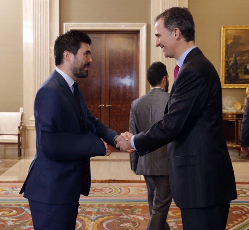 El Rey Felipe VI saluda al presidente de AJE Albacete, Manuel Murcia