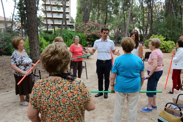 Foto. Javier Cuenca pone en valor la importancia de ofrecer a las personas mayores de Albacete un programa de ocio saludable durante el verano. 080816 (2)