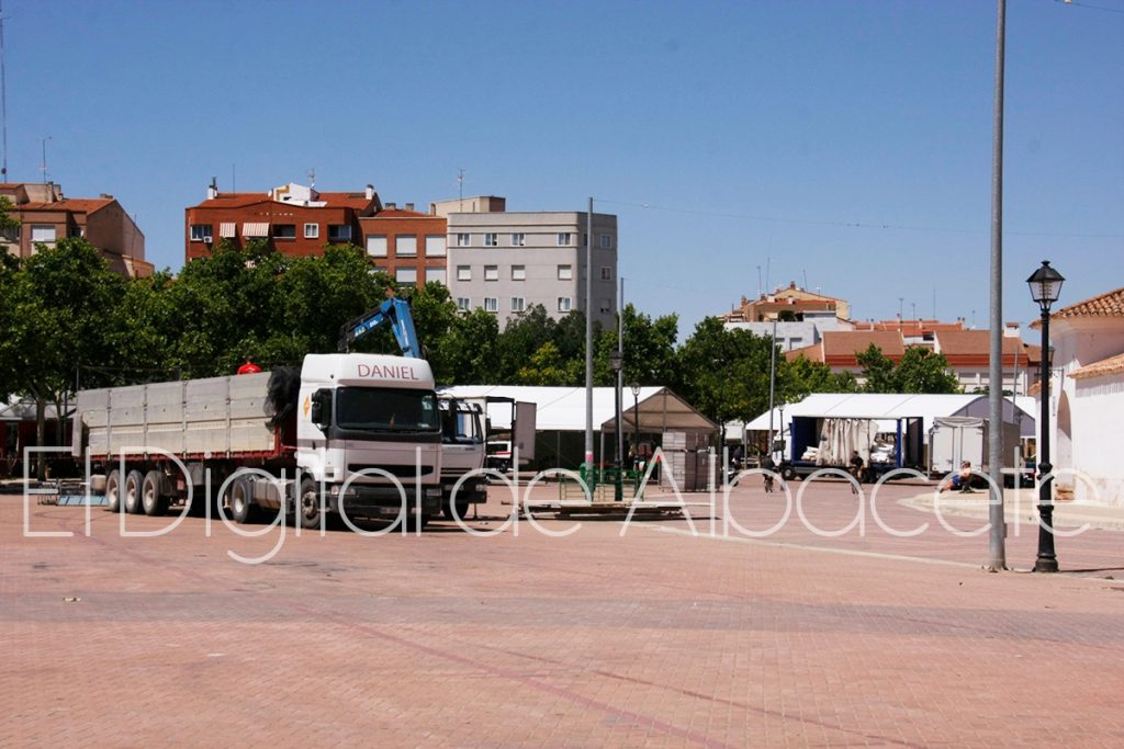 PREPARACION_CARPAS_FERIA_2016_NOTICIAS_ ALBACETE _MG_9155-01