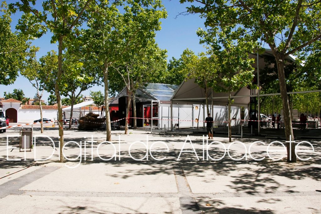 PREPARACION_CARPAS_FERIA_2016_NOTICIAS_ ALBACETE _MG_9261-14