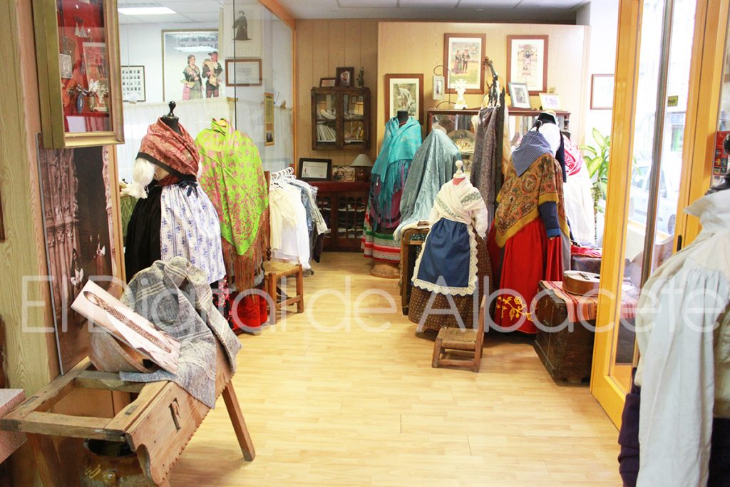 9_TRAJES TRADICIONALES TIENDAS FERIA 2016_NOTICIAS_ALBACETE