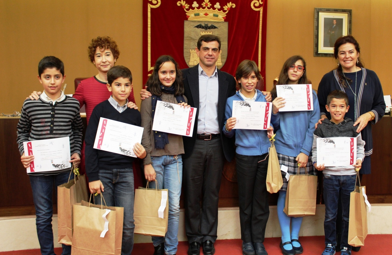 foto-familia-premiados-xvii-certamen-infantil-de-cuentos-nuestros-derechos-21-11-16