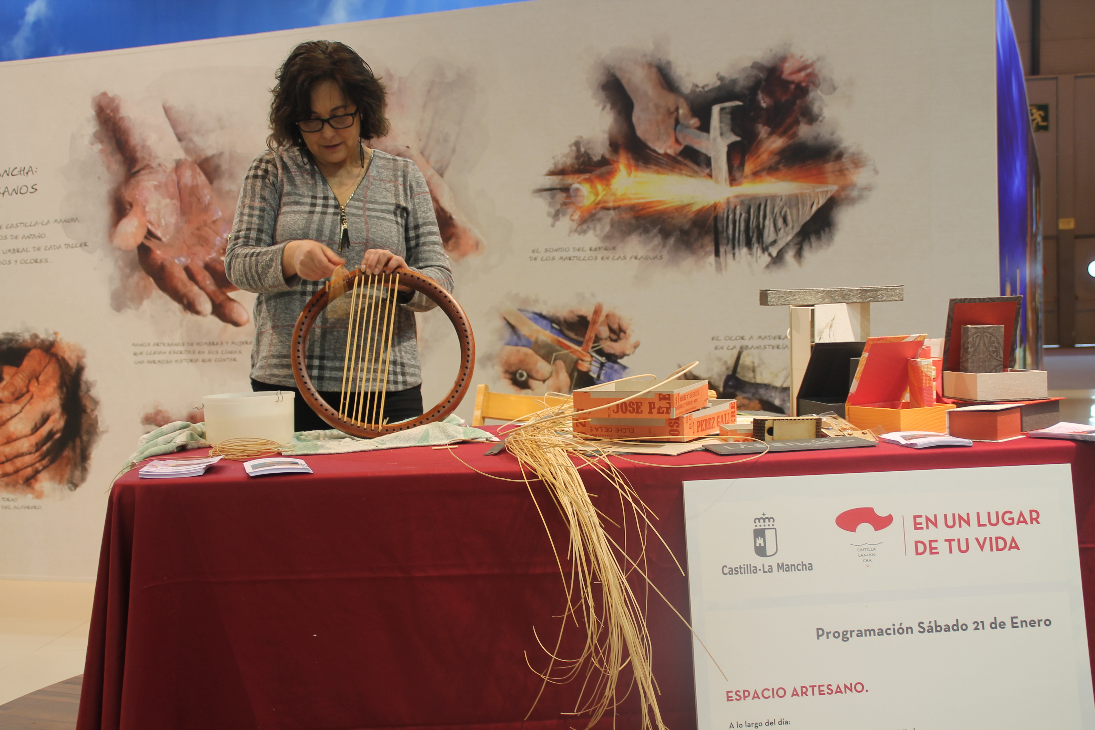 c-maria-teresa-garcia-artesana-del-esparto-en-el-espacio-artesano-del-stand-de-castilla-la-mancha-en-fitur