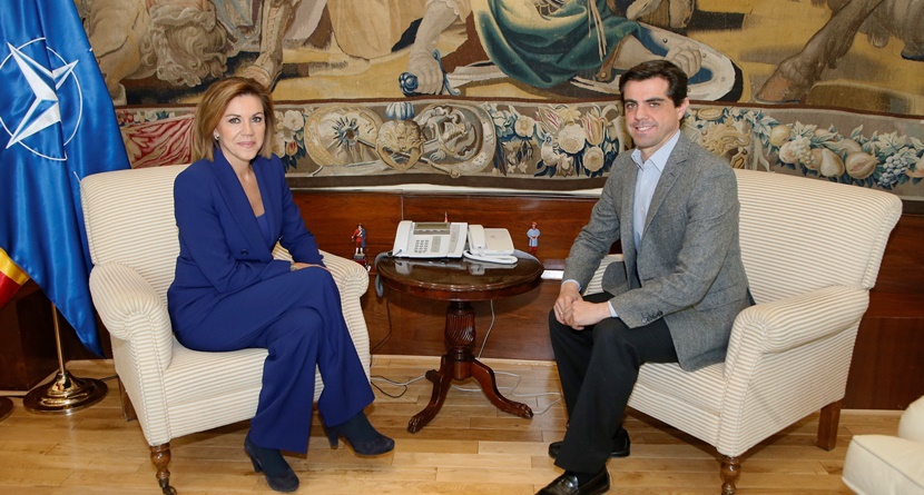 María Dolores Cospedal, Ministra de Defensa, en una reunión con el alcalde de Albacete, Javier Cuenca