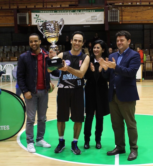 foto-francisco-navarro-asiste-a-la-final-de-la-copa-imd-de-baloncesto-190217-3