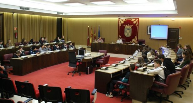 foto-ma-angeles-martinez-recibe-a-los-jovenes-britanicos-que-participan-en-un-programa-de-intercambio-con-varios-institutos-de-albacete-020217