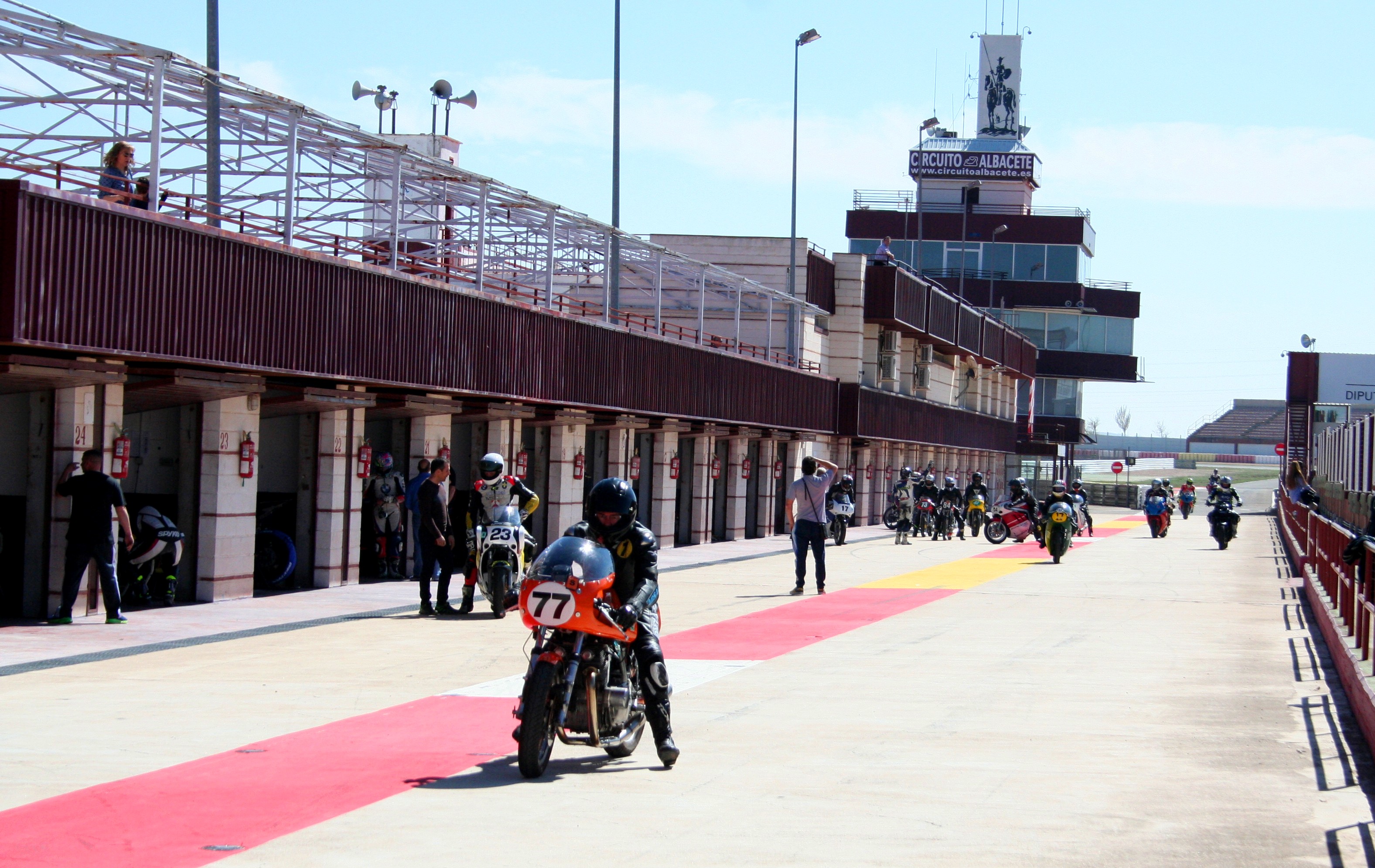001 pilotos en pit lane