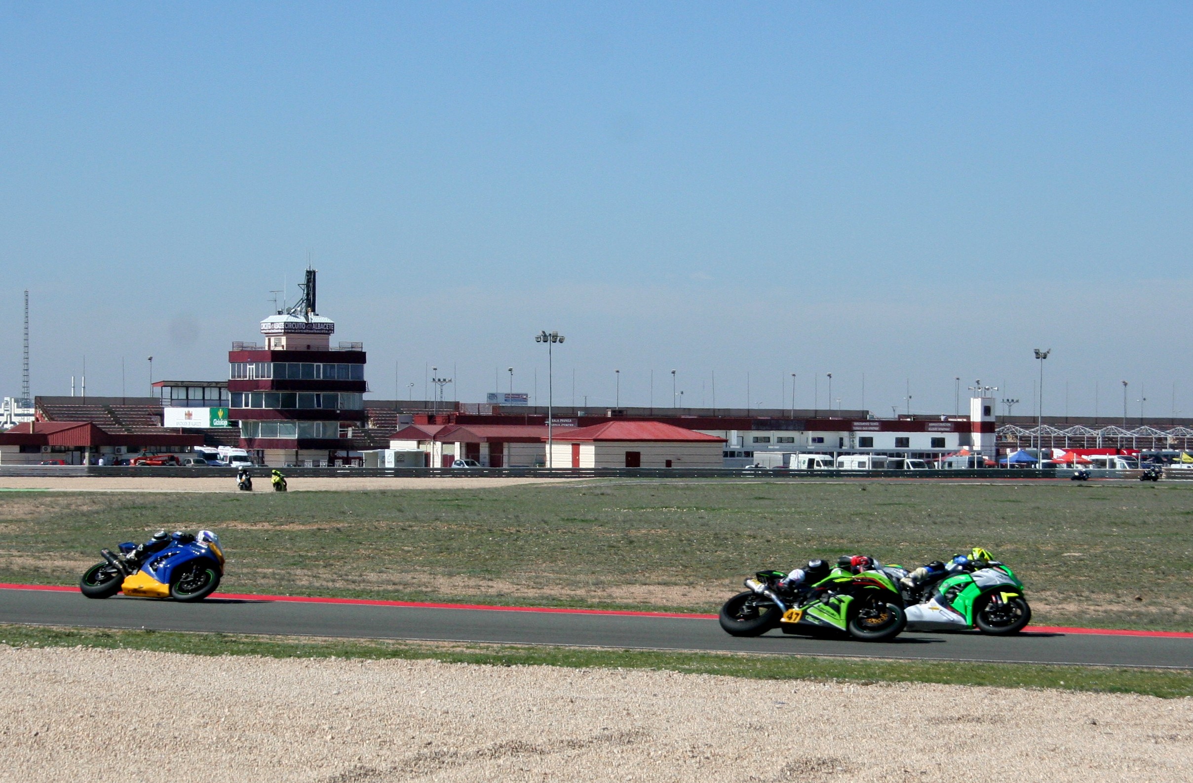 004 en pista