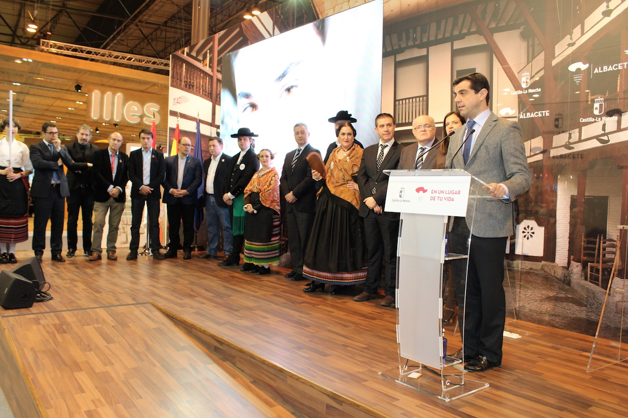 El Alcalde de Albacete, Javier Cuenca, durante la presentación de ABYCINE en FITUR