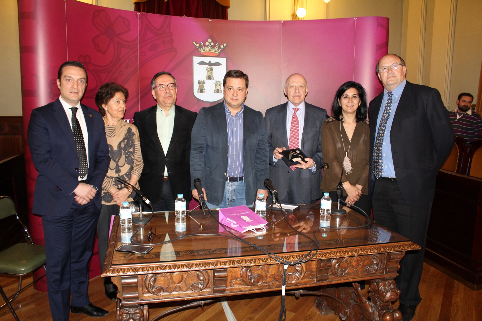 Foto. Manuel Serrano asiste a la charla-coloquio de Máximo García Padrós en el Museo Municipal. 290317