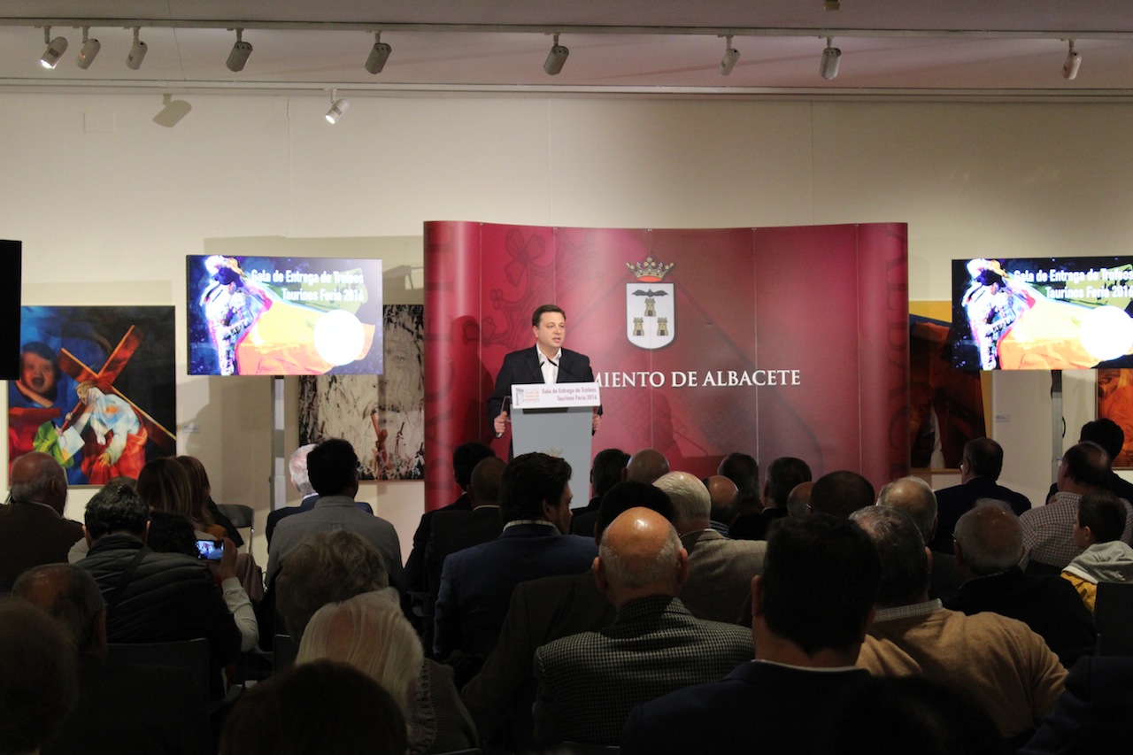 Foto. Manuel Serrano pone en valor la figura de Rubén Pinar como triunfador de la Feria Taurina 2016 por ser “un lujo de persona y de torero”. 200417 (2)