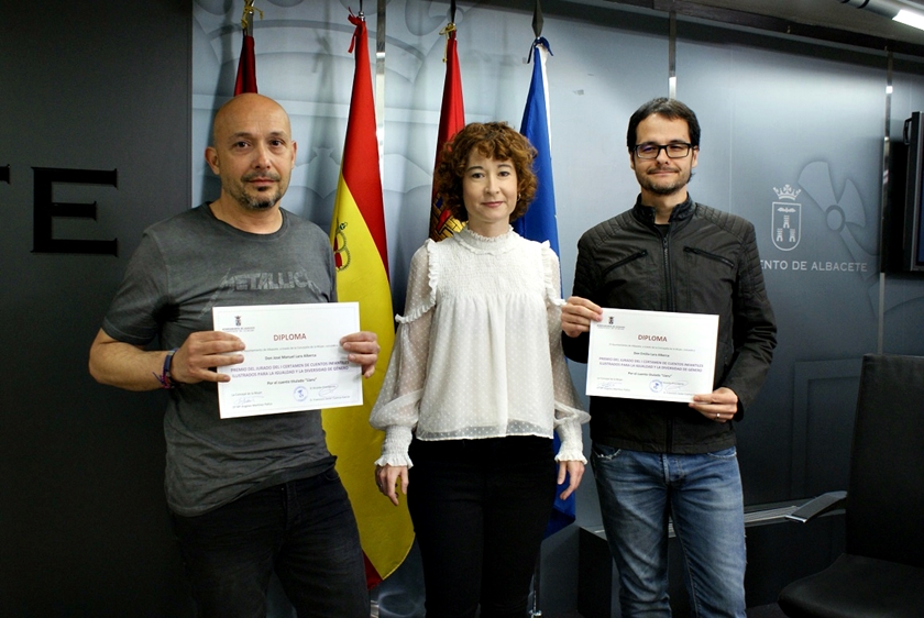 Foto. Mª Ángeles Martínez destaca la alta participación en el I Certamen de Cuentos Ilustrados para la Igualdad y la Diversidad de Género. 280417