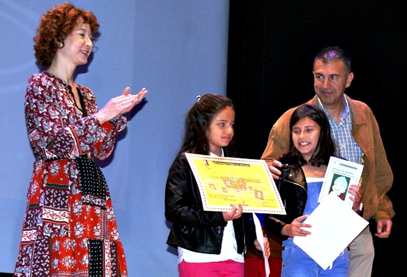 Foto. Mª Ángeles Martínez participa en la entrega de diplomas del Certamen de Libros Gigantes. 210417 (2)