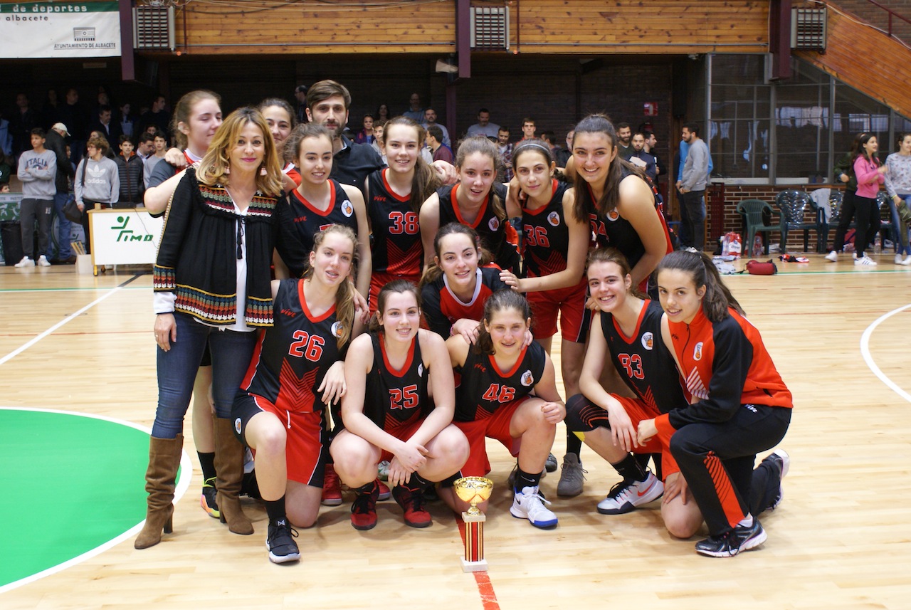 Foto. Rosa González de la Aleja y Alberto Reina entregan los premios de la tercera jornada de la Fase Final Junior Femenina de baloncesto. 300417 (3)