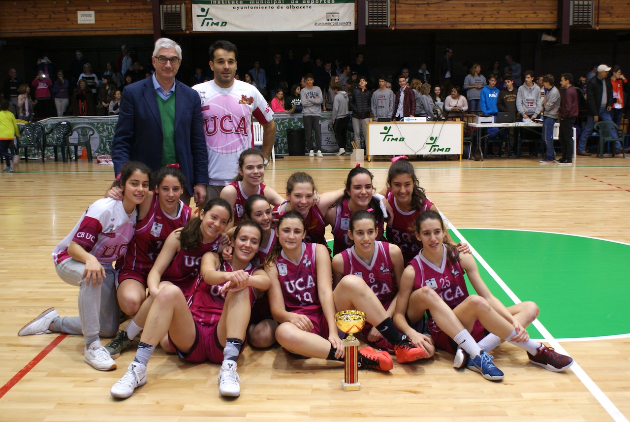 Foto. Rosa González de la Aleja y Alberto Reina entregan los premios de la tercera jornada de la Fase Final Junior Femenina de baloncesto. 300417